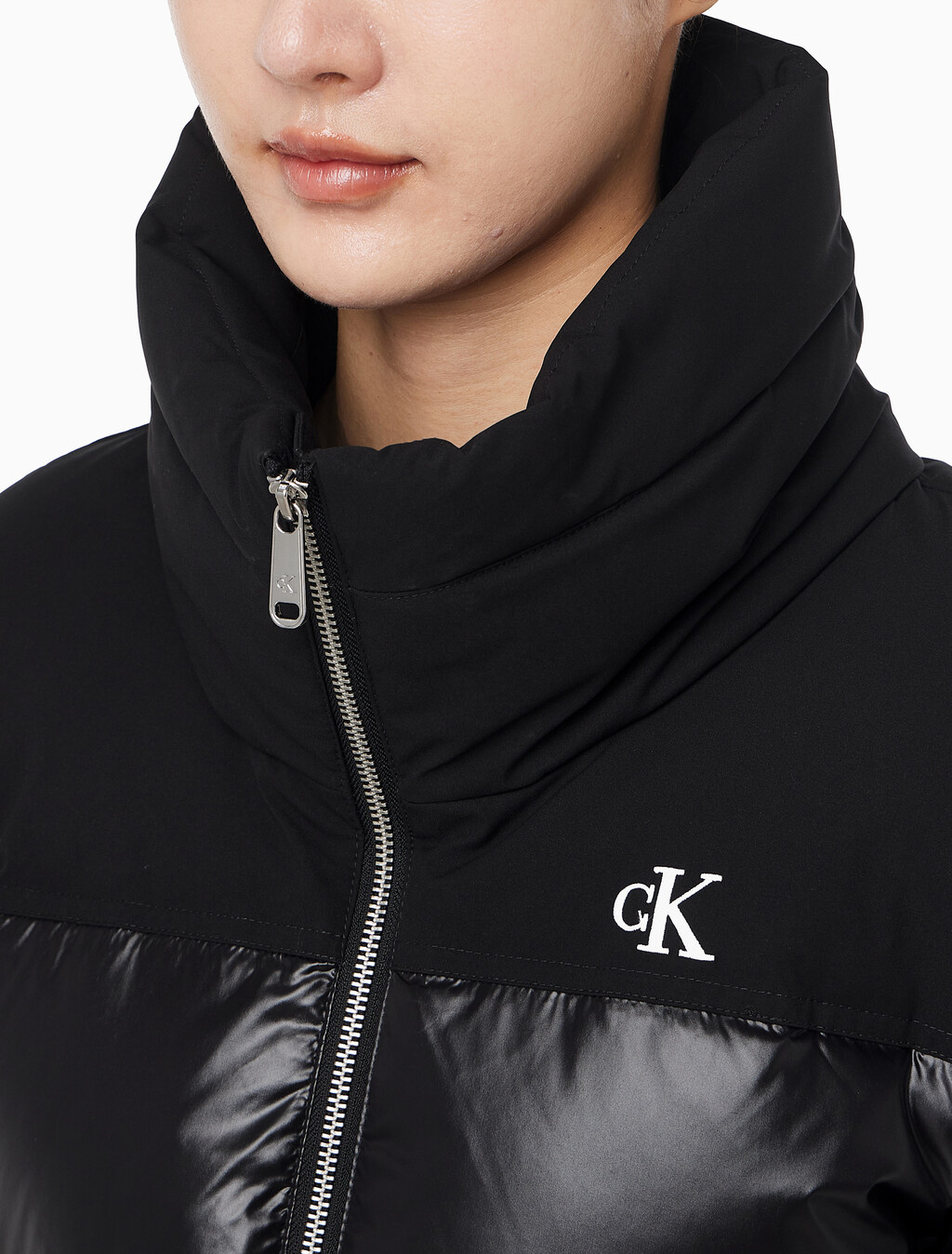 Buy 여성 매트 블라킹 샤인 다운 자켓 in color BLACK