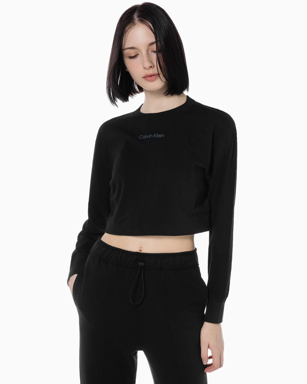 Buy 여성 에센셜 크롭 긴팔 티셔츠 in color BLACK