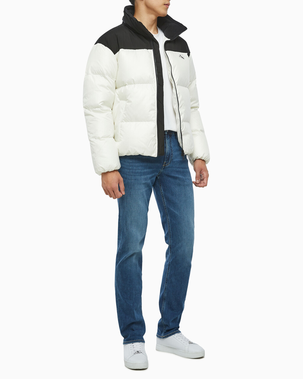 Buy 남녀공용 릴렉스 숏 블로킹 다운 푸퍼 in color WHITE