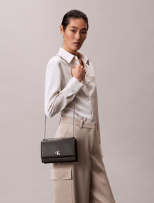 Buy 여성 CKJ 미니멀 모노그램 플랩 체인 숄더백 in color BLACK