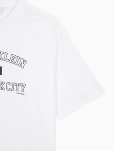 Buy 남성 릴렉스핏 뉴욕 바시티 로고 반팔 티셔츠 in color BRILLIANT WHITE