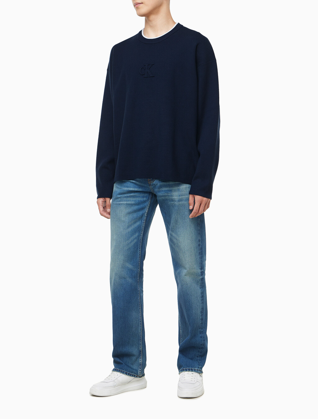 Buy 남성 엠보스드 로고 크루넥 스웨터 in color DARK SAPPHIRE