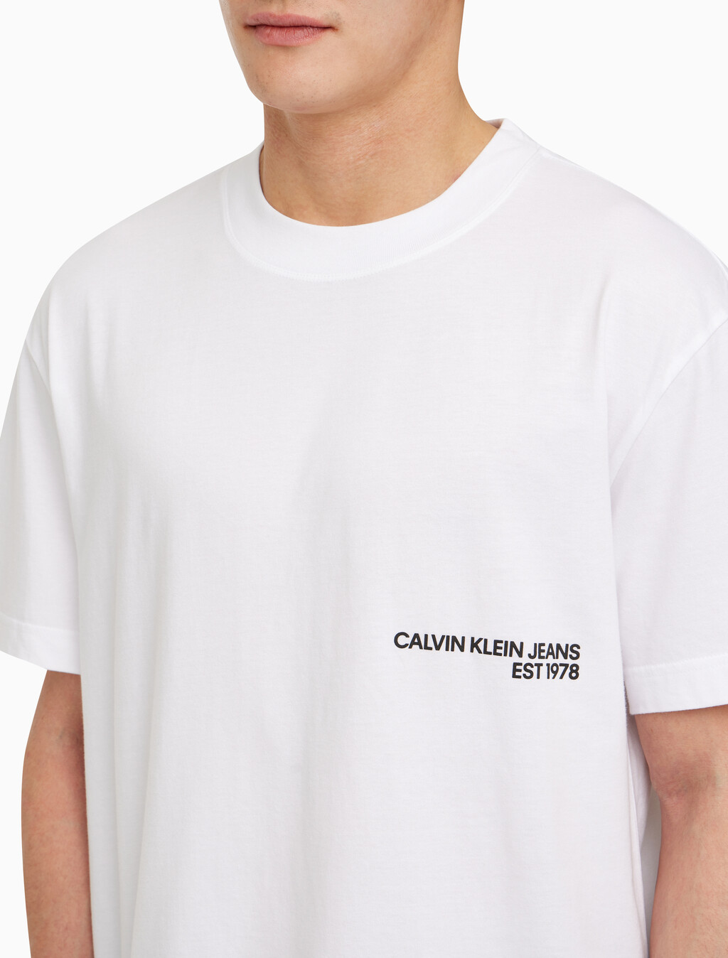 Buy 남성 릴렉스핏 CK 스프레이 로고 반팔 티셔츠 in color BRIGHT WHITE