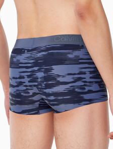 Buy 남성 CK 블랙 프린트 로우 라이즈 드로즈 in color STREAKED PRINT+BANK BLUE
