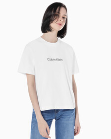 Buy 여성 릴렉스드 스탠다드로고 크루넥 반팔 티셔츠 in color BRILLIANT WHITE