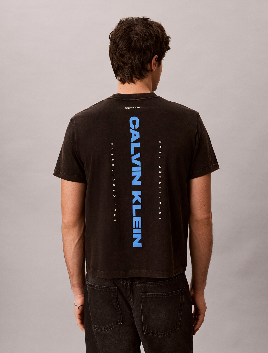 Buy 워시드 스파인 그래픽 티 in color BLACK