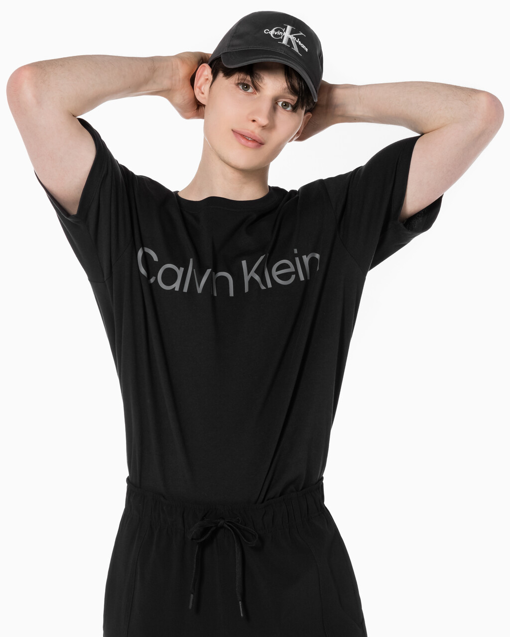 Buy 남성 레귤러 핏 에센셜 볼드 로고 반팔 티셔츠 in color BLACK