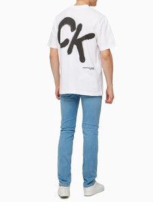 Buy 남성 릴렉스핏 CK 스프레이 로고 반팔 티셔츠 in color BRIGHT WHITE