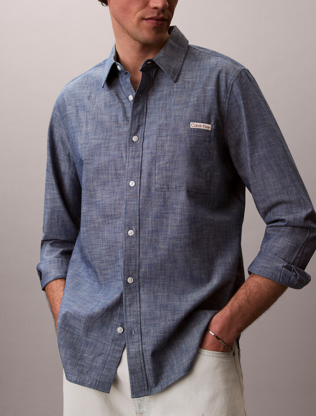 Buy 챔브레이 클래식 셔츠 in color Deep Indigo Blue