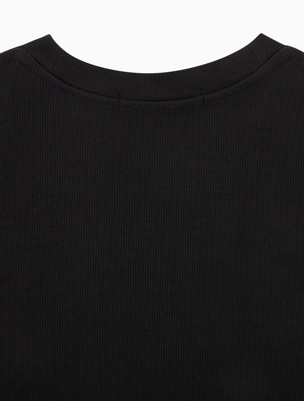 Buy 여성 로고 뱃지 크롭 반팔 티셔츠 in color CK BLACK
