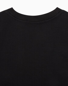 Buy 여성 로고 뱃지 크롭 반팔 티셔츠 in color CK BLACK