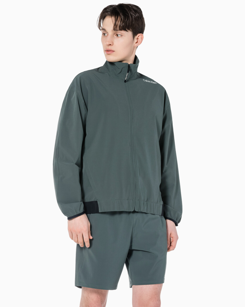 Buy 남성 리플렉티브 로고 레귤러 핏 윈드 재킷 in color URBAN CHIC