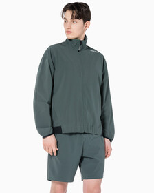 Buy 남성 리플렉티브 로고 레귤러 핏 윈드 재킷 in color URBAN CHIC