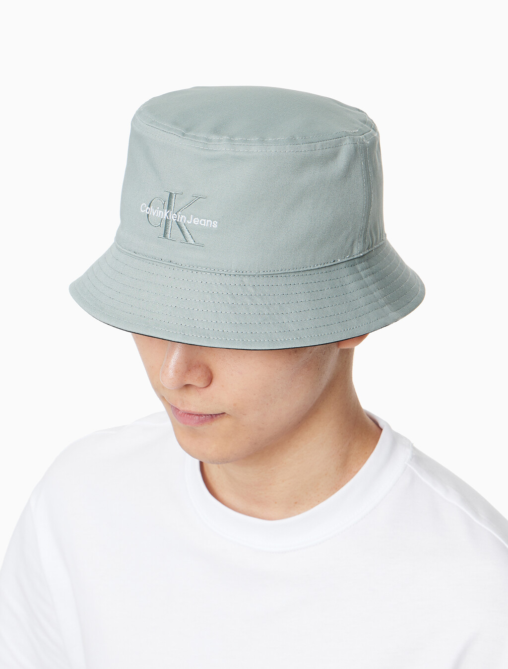 Buy 남녀공용 CKJ 모노그램 엠브로이더리 버킷햇 in color KHAKI GREY
