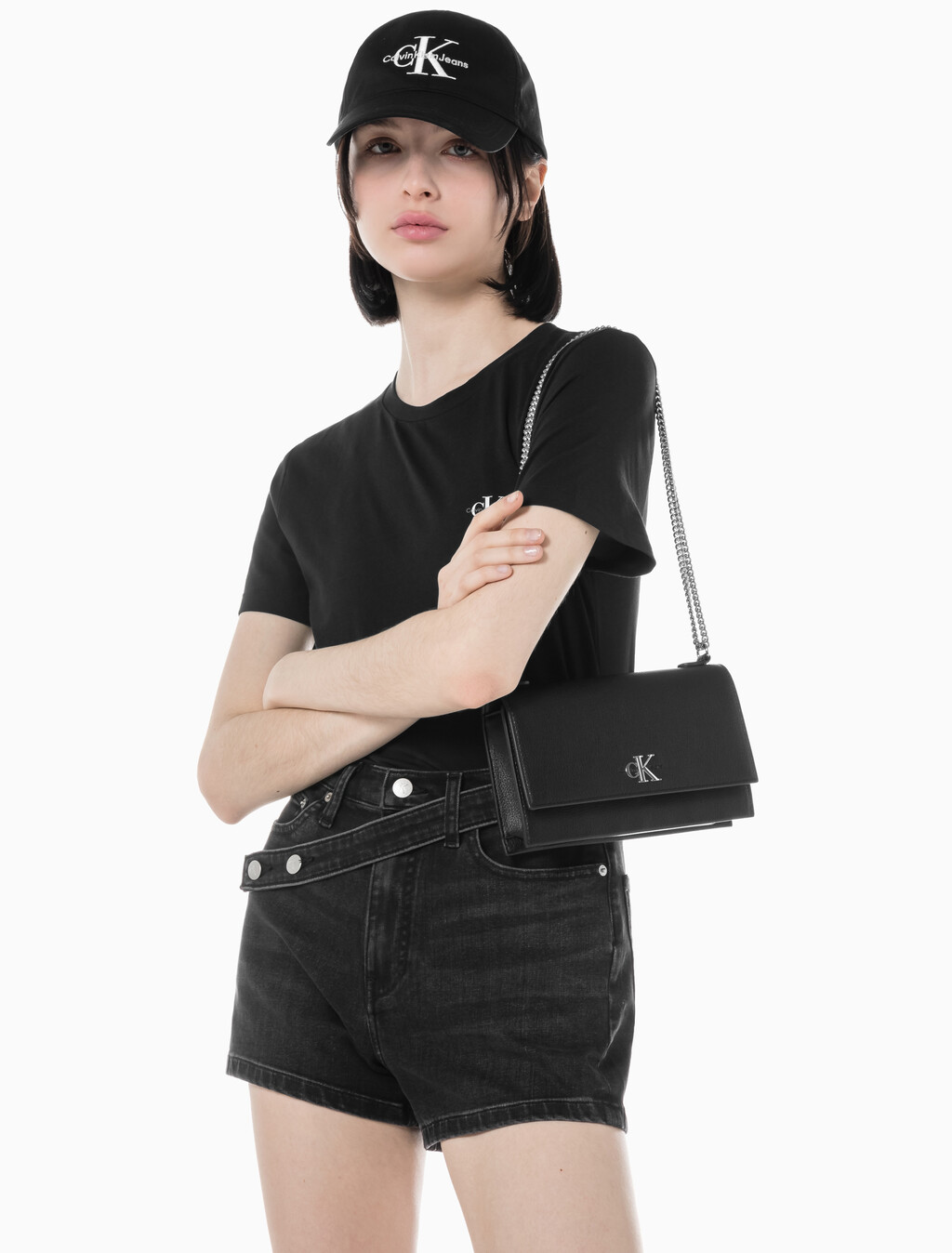 Buy 여성 CKJ 미니멀 모노그램 플랩 체인 숄더백 in color BLACK