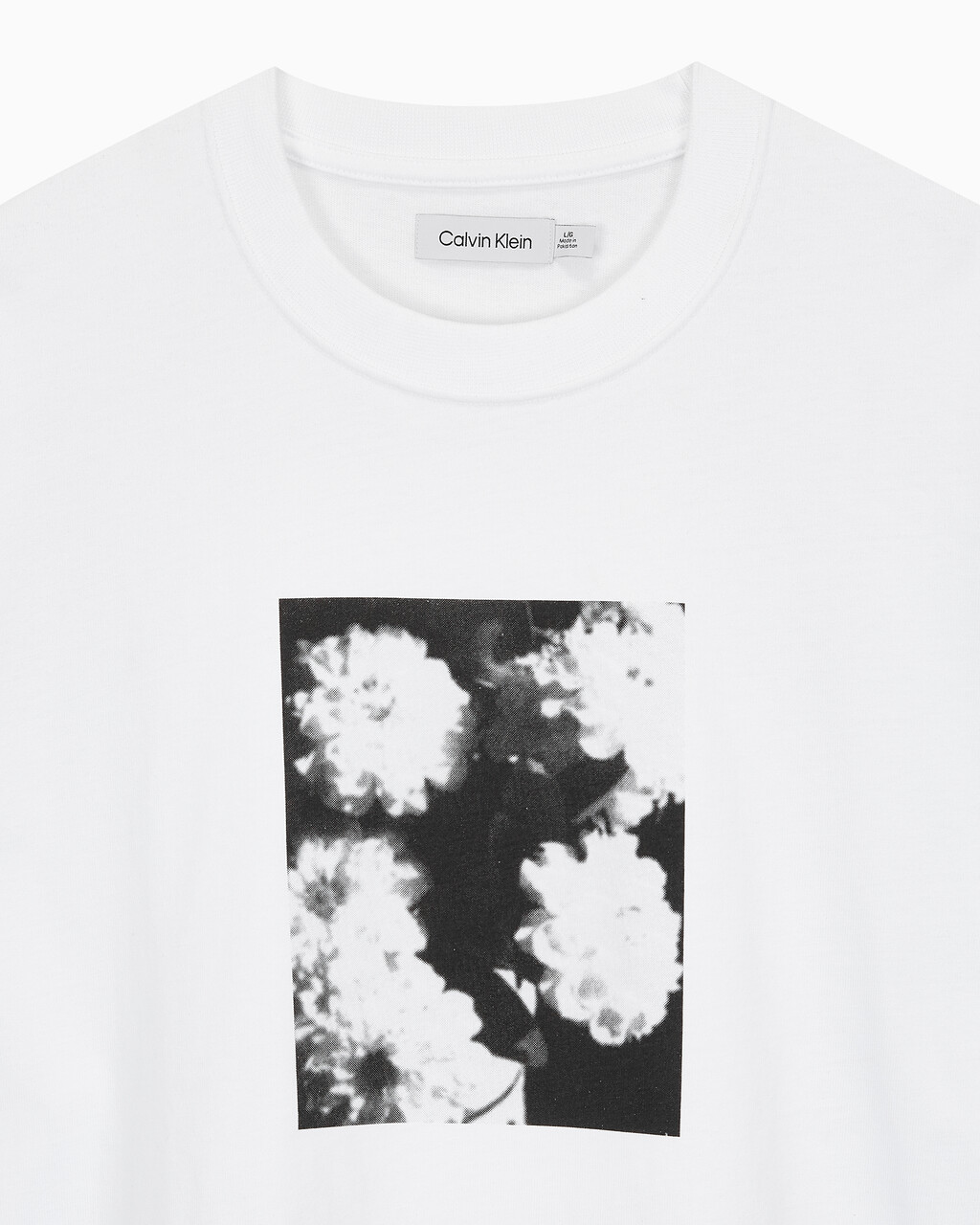 Buy 남성 숏슬리브 플라워 크루넥티 in color BRILLIANT WHITE
