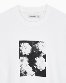 Buy 남성 숏슬리브 플라워 크루넥티 in color BRILLIANT WHITE