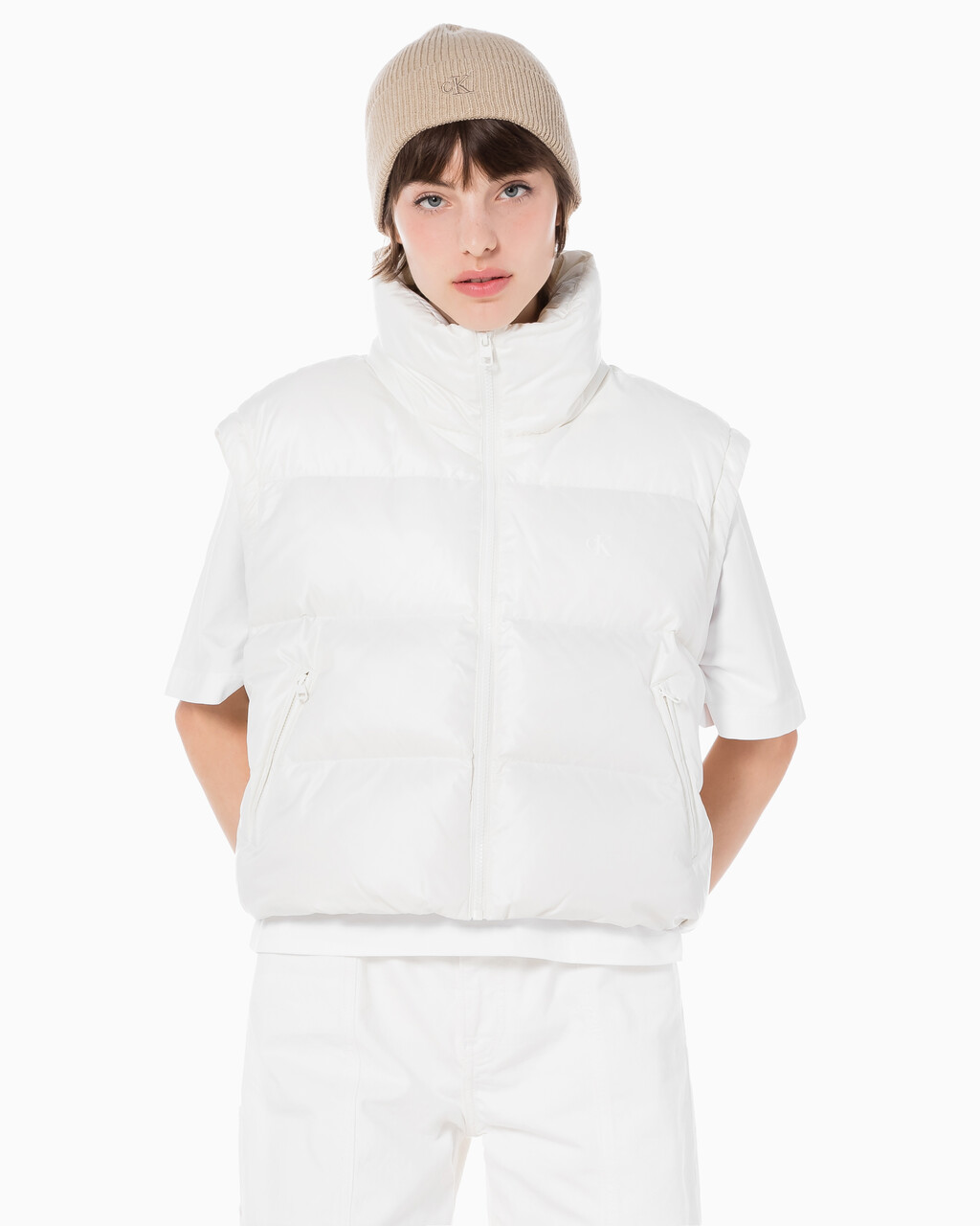 Buy 여성 글로시 디터쳐블 크롭 다운 푸퍼 in color WHITE