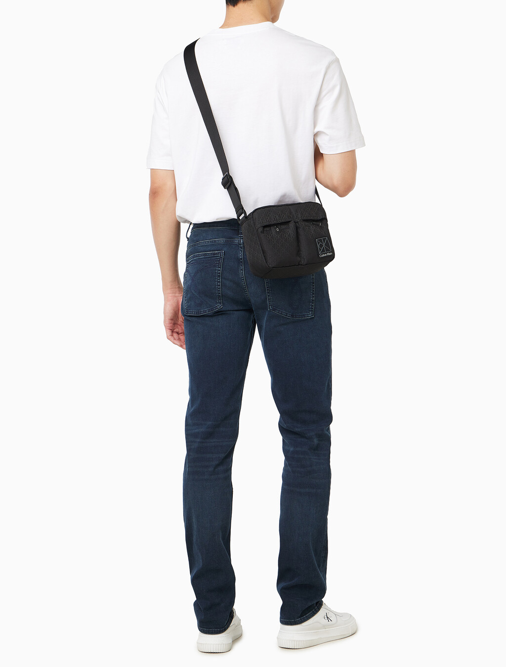 Buy 남성 유틸리티 엠블럼 카메라 백 in color BLACK