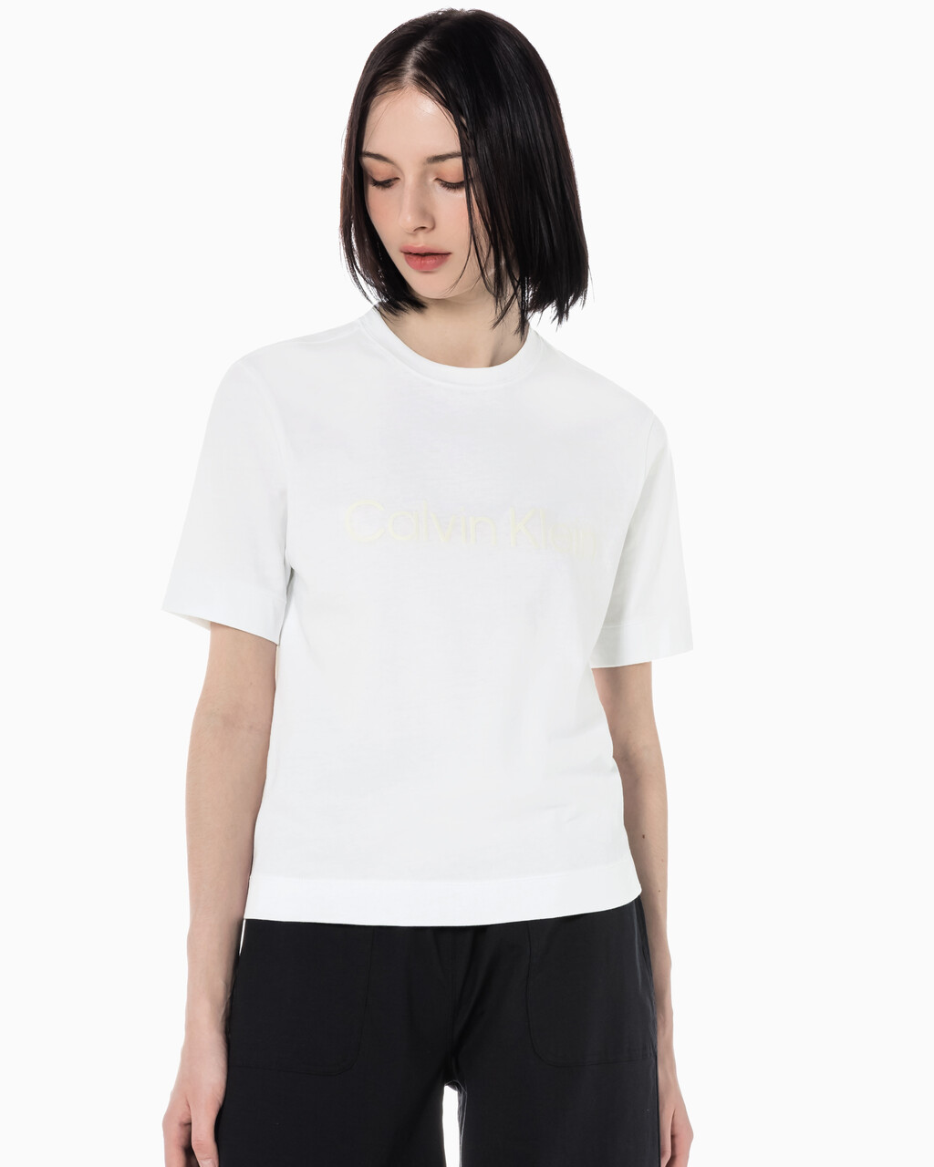 Buy 여성 릴렉스 핏 볼드 로고 반팔 티셔츠 in color BRIGHT WHITE