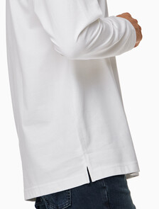 Buy 남성 레귤러핏 그래픽 로고 긴팔 티셔츠 in color BRIGHT WHITE