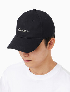 Buy 남녀공용 CKJ 타이틀케이스 로고 볼캡 in color BLACK BEAUTY