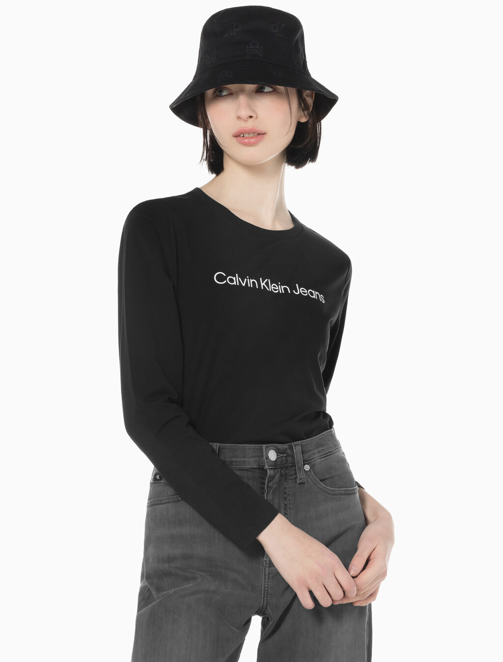 Buy 여성 슬림핏 인스티튜셔널 로고 긴팔 티셔츠 in color CK BLACK