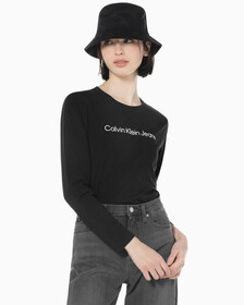 Buy 여성 슬림핏 인스티튜셔널 로고 긴팔 티셔츠 in color CK BLACK
