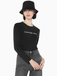 Buy 여성 슬림핏 인스티튜셔널 로고 긴팔 티셔츠 in color CK BLACK