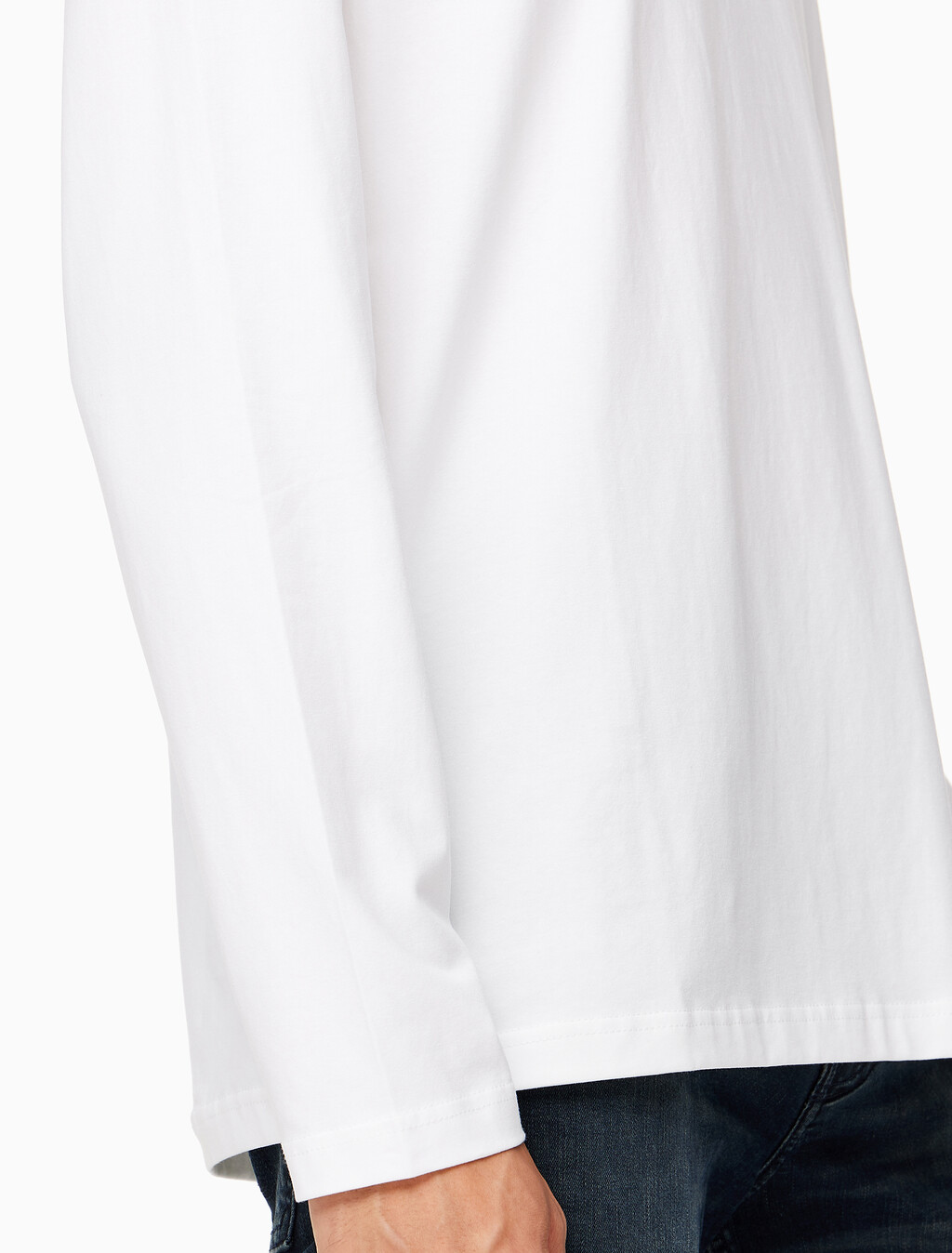 Buy 남성 릴렉스핏 인스티튜셔널 로고 긴팔 티셔츠 in color BRIGHT WHITE