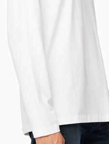 Buy 남성 릴렉스핏 인스티튜셔널 로고 긴팔 티셔츠 in color BRIGHT WHITE