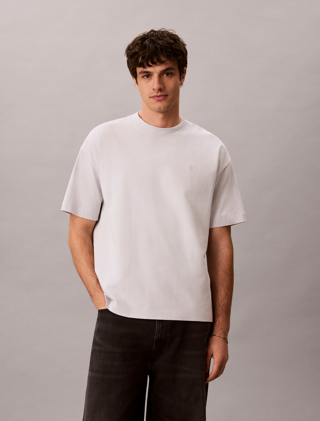 Buy 남성 오버핏 엠보스 모노로고 티 in color GHOST GREY