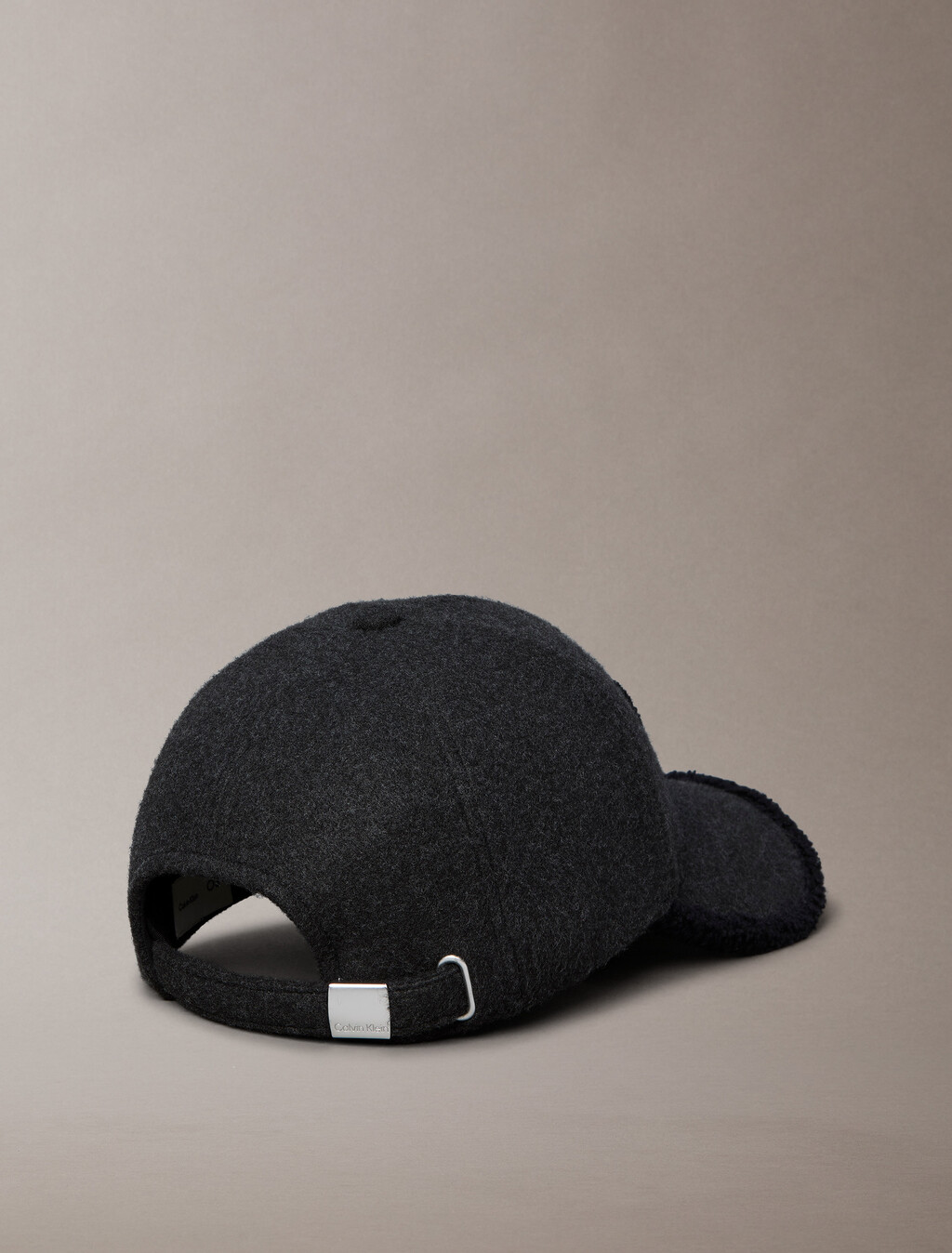Buy 여성 펠트 셜파 셔닐 로고 볼캡 in color BLACK