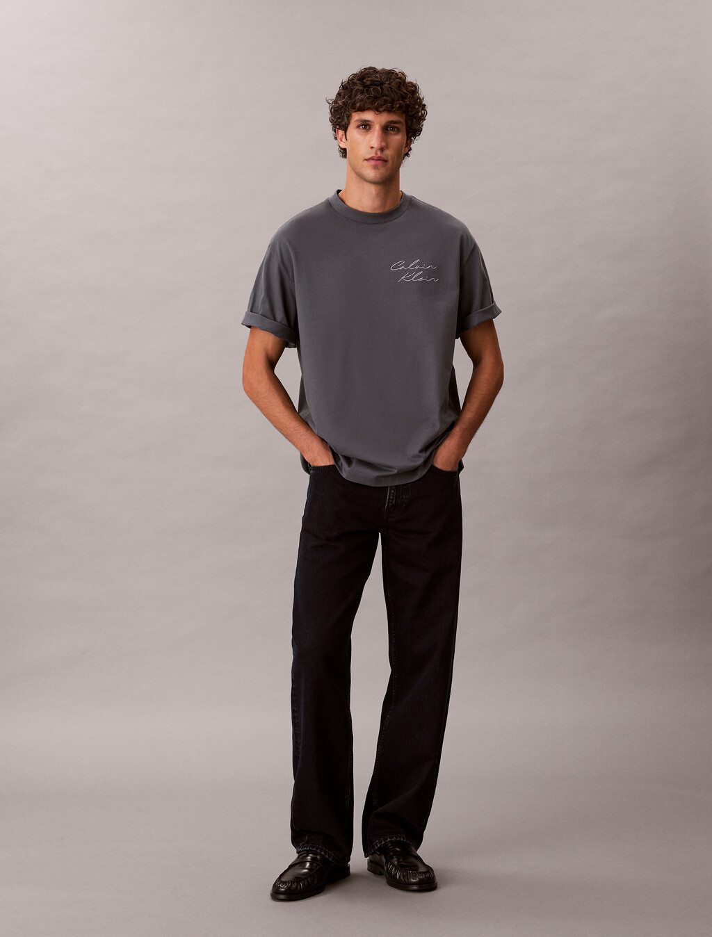 Buy 캘빈클라인 자수로고 그래픽 티 in color DARK GREY