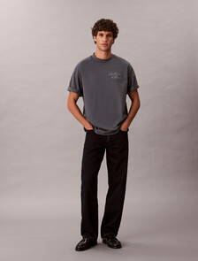 Buy 캘빈클라인 자수로고 그래픽 티 in color DARK GREY