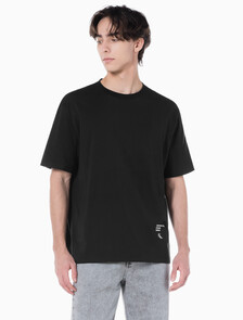 Buy 남성 릴렉스핏 모던 메탈 로고 반팔 티셔츠 in color CK BLACK