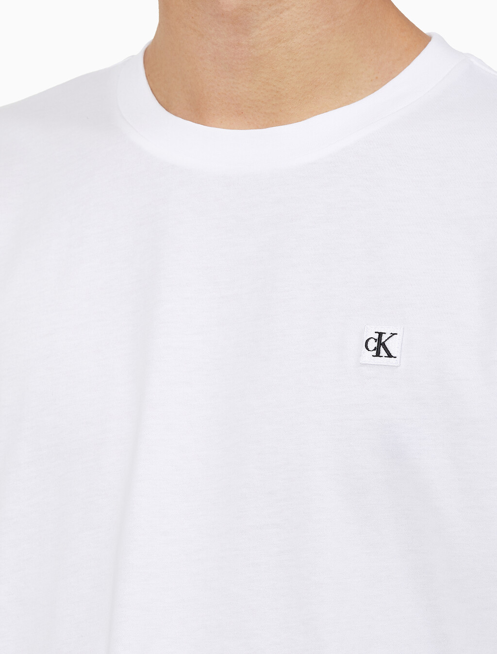 Buy 남성 레귤러핏 CK 로고 뱃지 반팔 티셔츠 in color BRIGHT WHITE