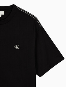 Buy 남성 릴렉스핏 탑스티치 패치 로고 반팔 티셔츠 in color BLACK