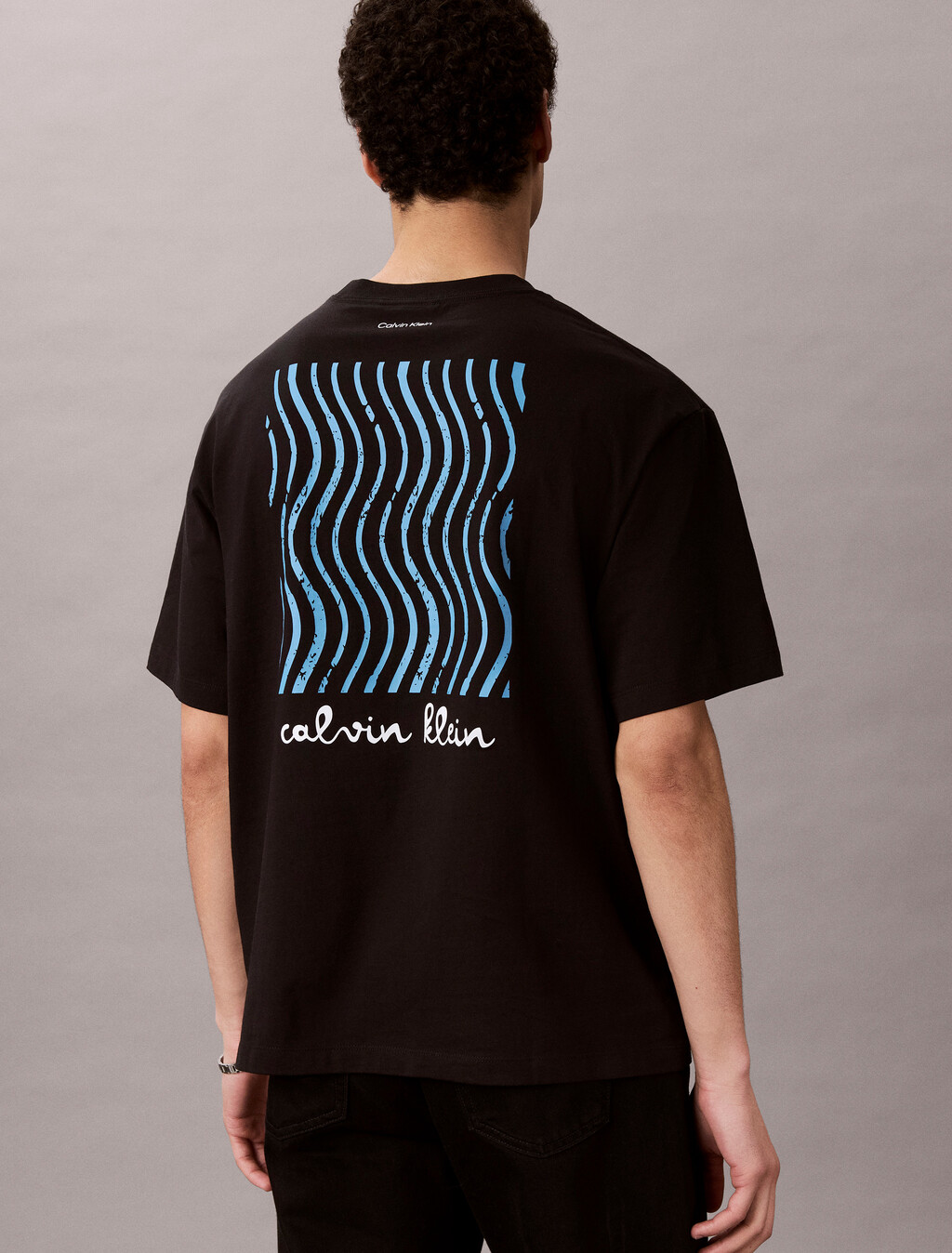 Buy CK 트래블라인 그래픽 티 in color BLACK