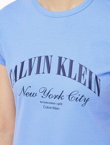 Buy 여성 그래픽 로고 베이비 티 in color Deep Indigo Blue