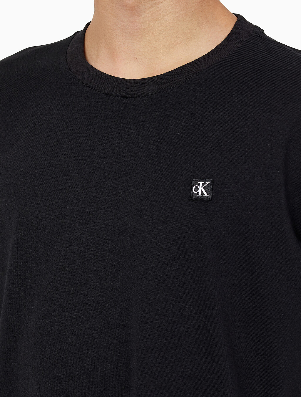Buy 남성 레귤러핏 CK 로고 뱃지 반팔 티셔츠 in color CK BLACK