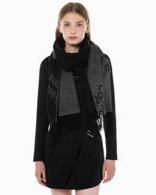 Buy 여성 CKJ AOP 로고 울 스카프 in color BLACK