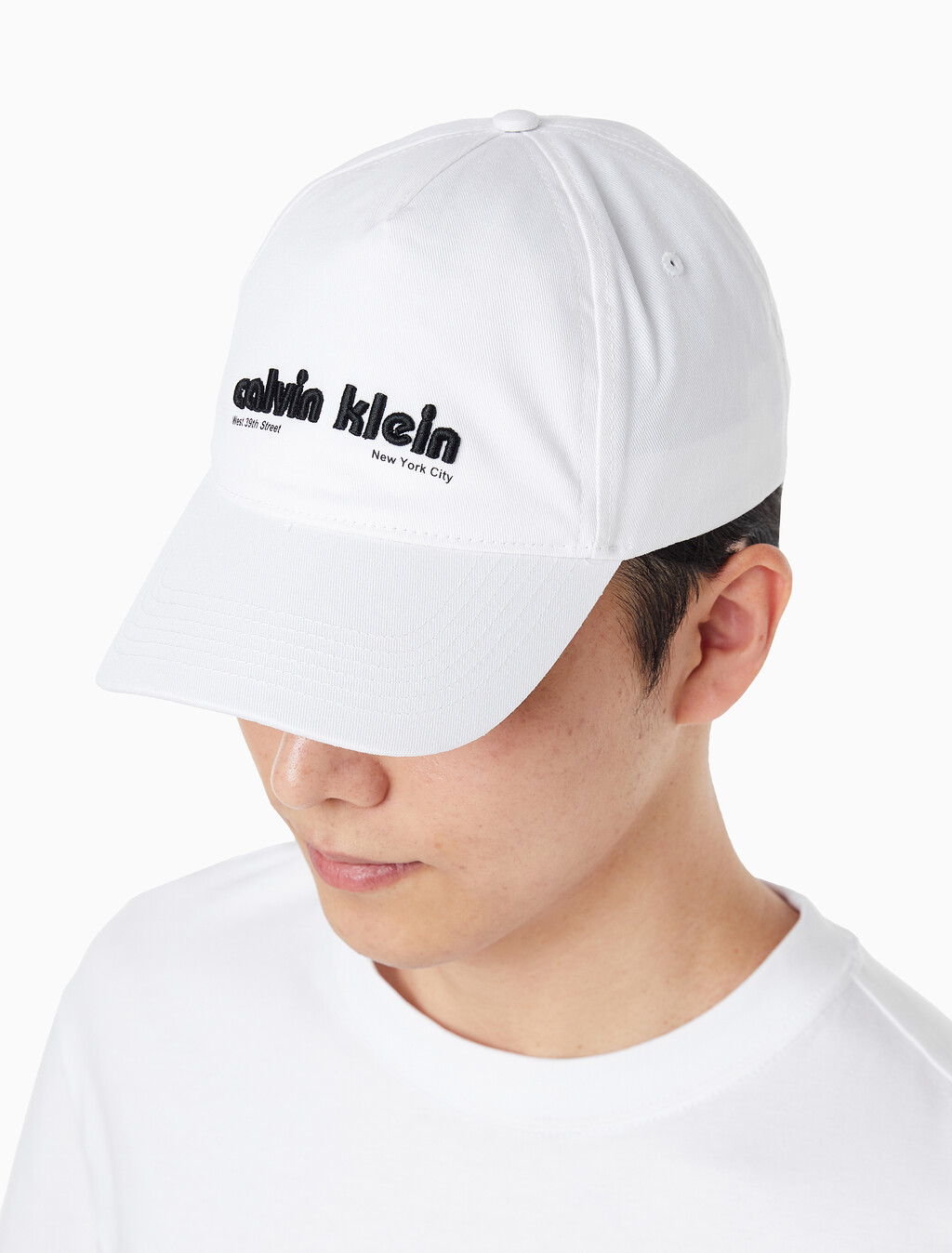 Buy 남녀공용 CKJ 그래픽 로고 볼캡 in color BRILLIANT WHITE
