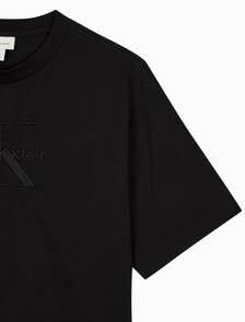 Buy 남성 릴렉스핏 히어로 모노그램 로고 반팔 티셔츠 in color BLACK