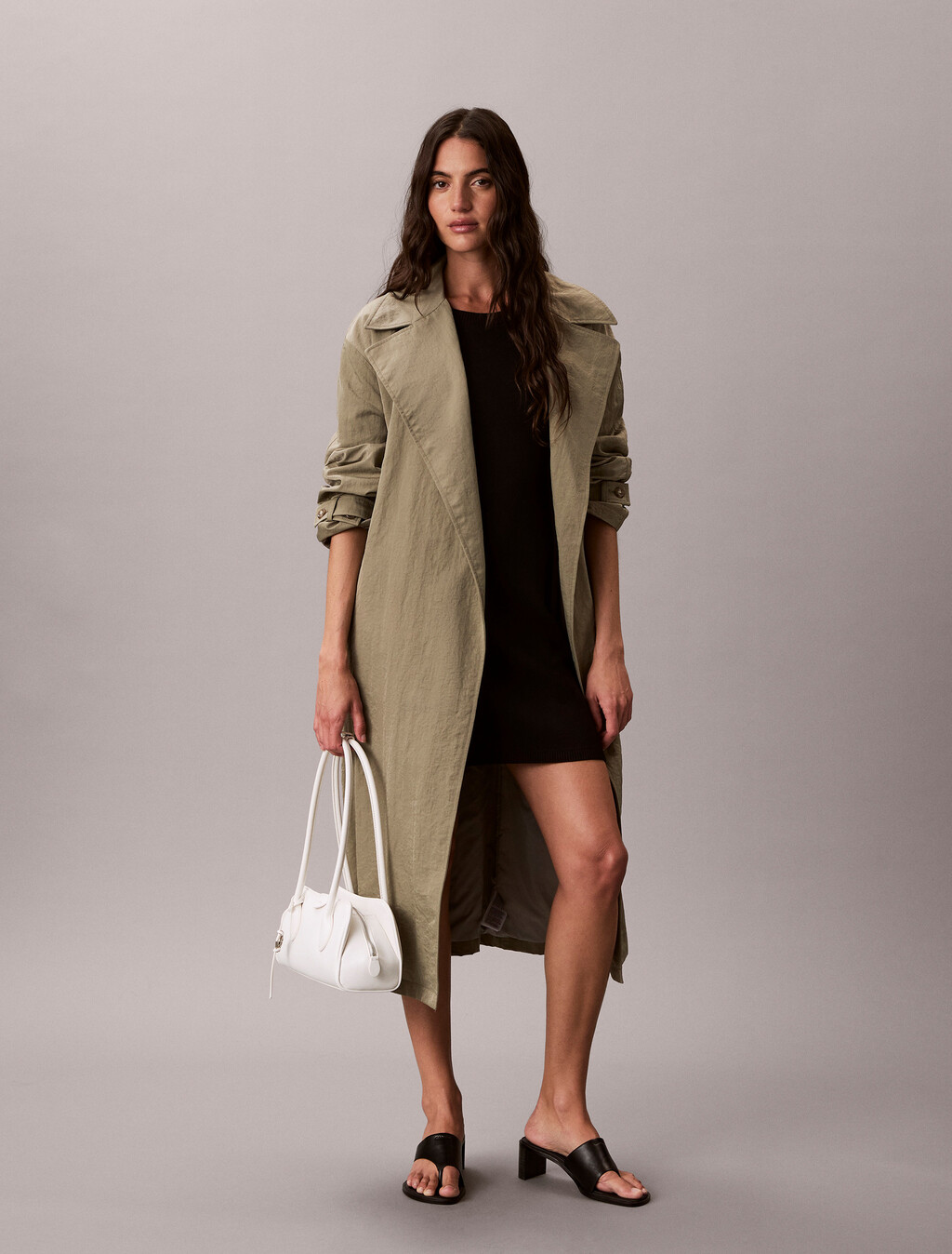 Buy 여성 엠보스드 로고 비즈니스 멀티 컴퍼넌트 숄더 백 in color White Alyssum