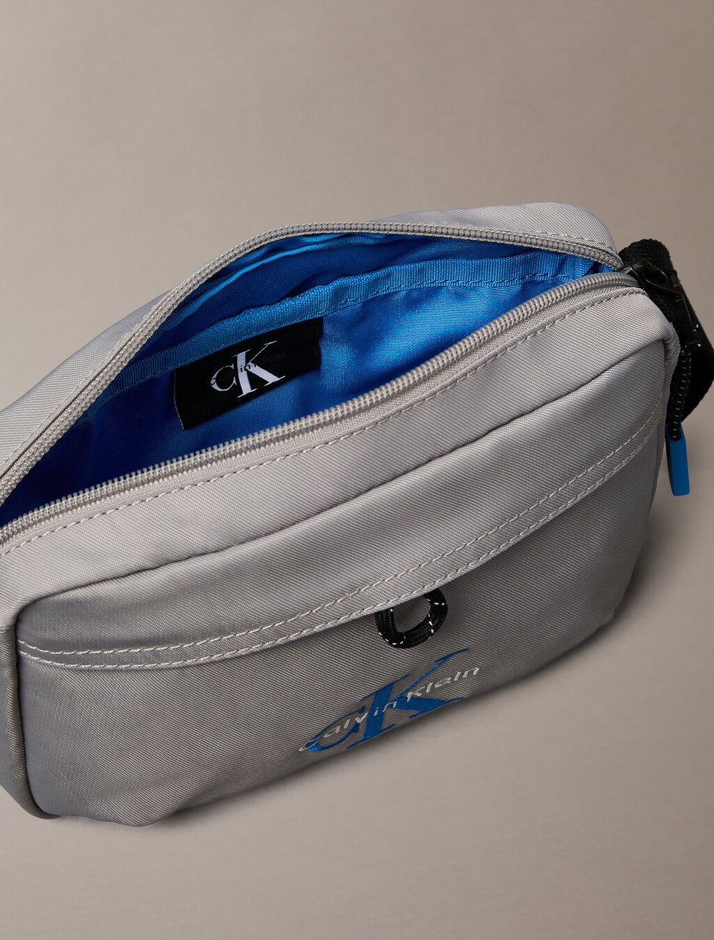 Buy 남성 볼드 로고 나일론 카메라 백 in color Cloudburst