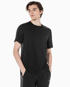 Buy 남성 레귤러핏 숄더 로고 숏슬리브 티셔츠 in color BLACK
