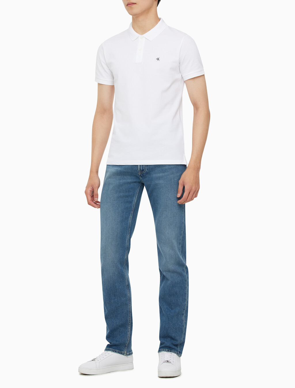 Buy 남성 슬림핏 CK 로고 뱃지  폴로 티셔츠 in color BRIGHT WHITE