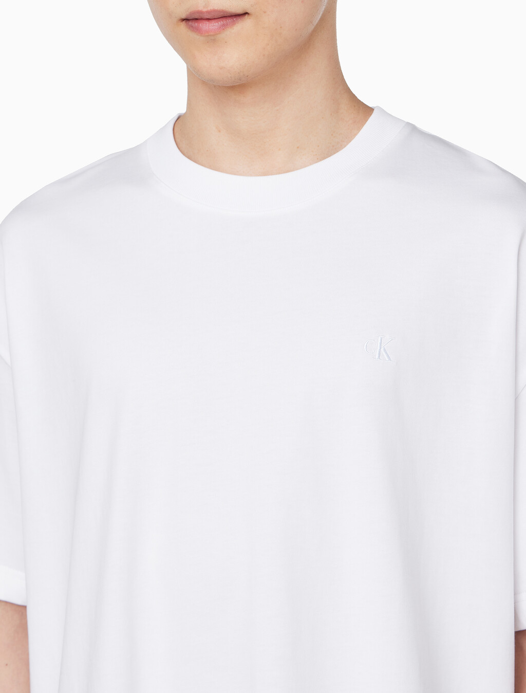 Buy 남성 오버핏 엠보스 모노그램 로고 반팔 티셔츠 in color BRILLIANT WHITE