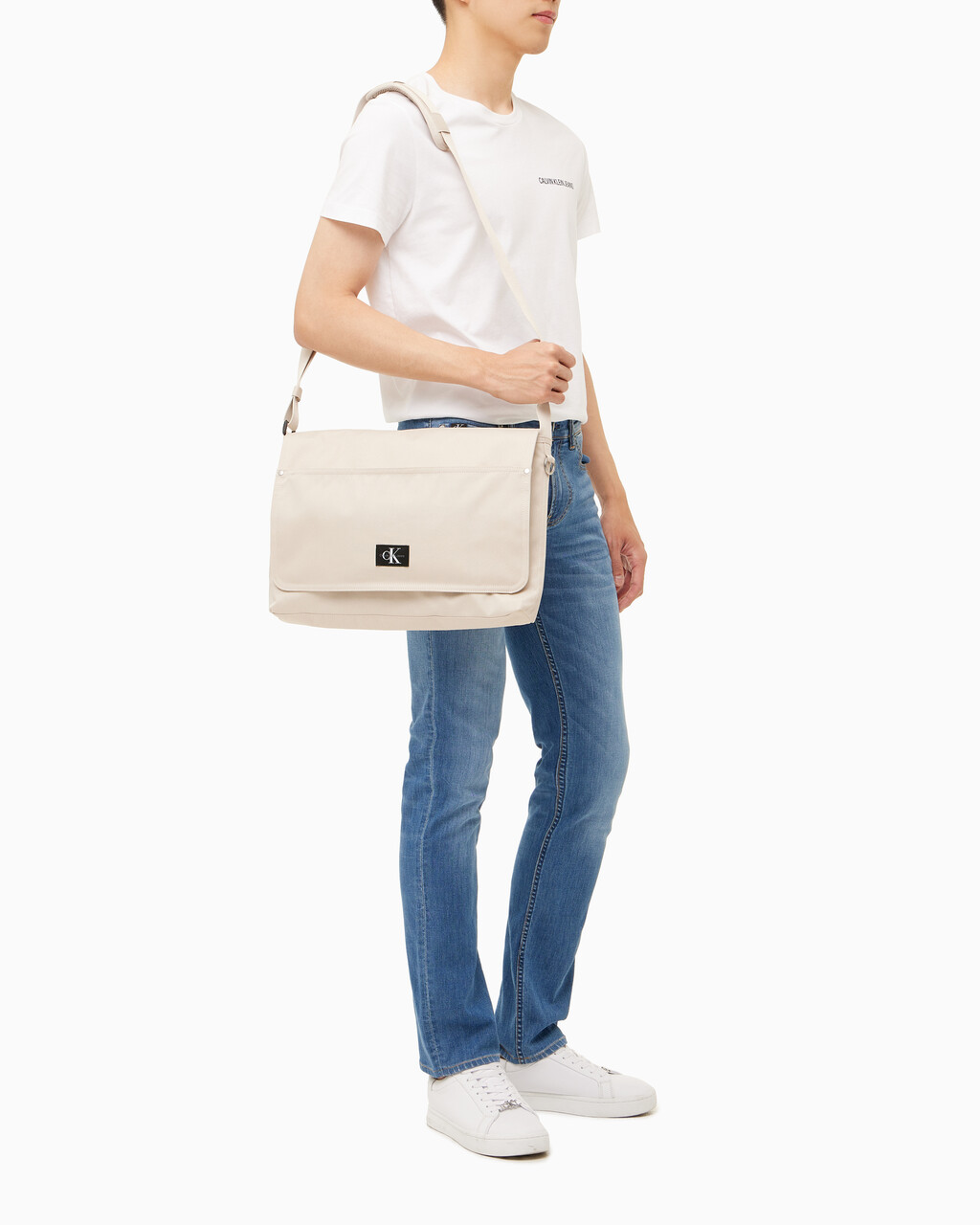 Buy 남성 CKJ 스포츠 에센셜 메신저백 in color BEIGE